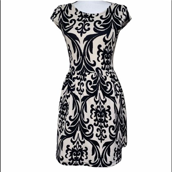 BUTTONS Cream & Black Dress - Picture 1 of 11